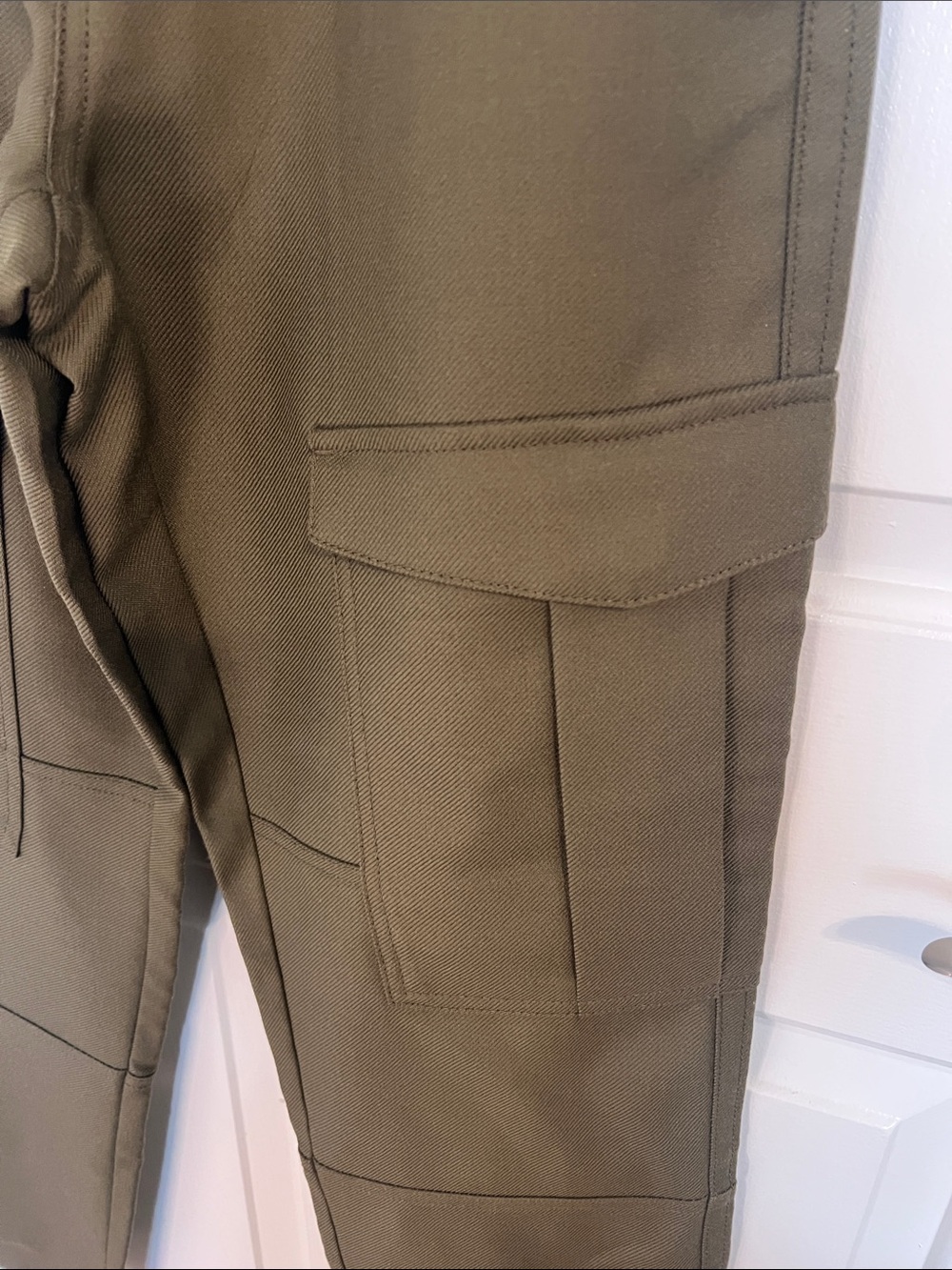 Banana Republic Olive Cargo Pants - Durable Utility Style - Picture 3 of 11